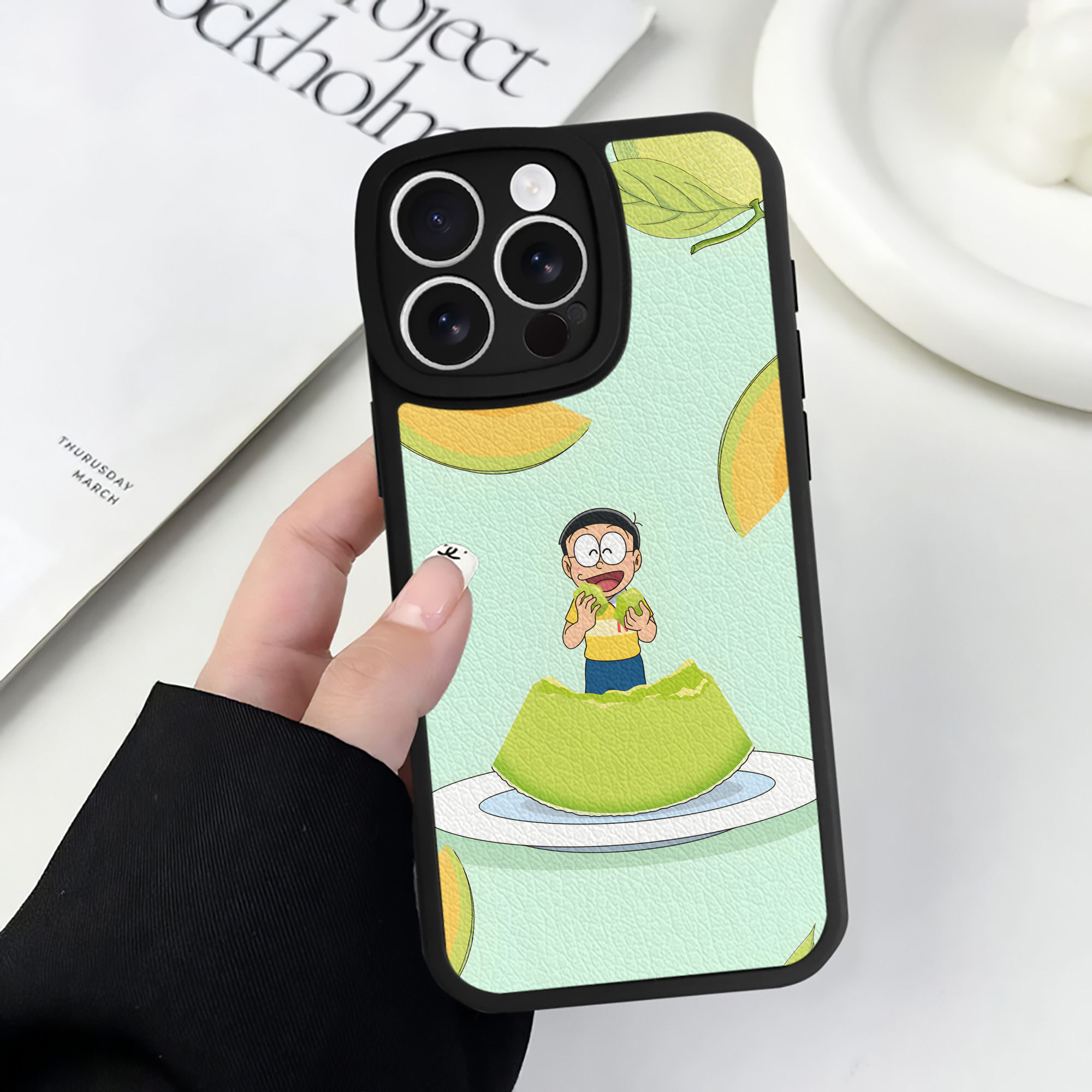 （画像用） ドラえもん Doraemon 【iPhone 16シリーズ対応】シリコンスマホケース（レザー調） 材質：シリコン